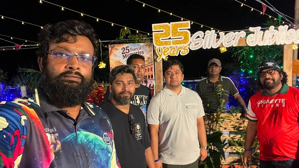 ২৫ বছর পর আবার একসাথে, বন্ধুত্বের উচ্ছ্বাসে মুখর