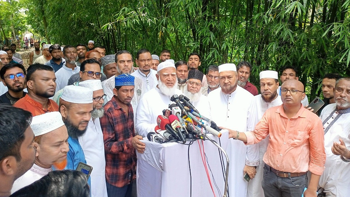 রাতের আঁধারে তেলের দাম বাড়ানো জনগণের সঙ্গে প্রতারণা