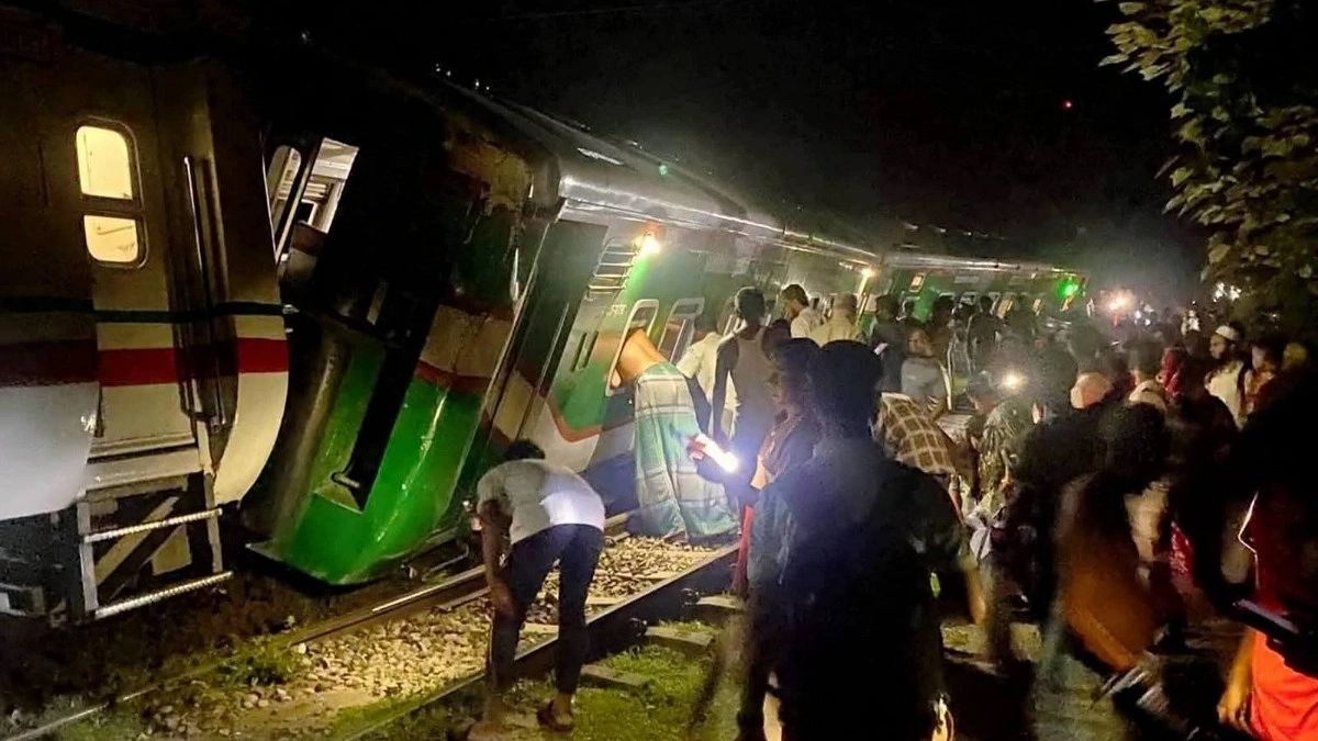 দুর্ঘটনাস্থলে তিন কোচ রেখেই গন্তব্যের পথে বিজয় এক্সপ্রেস