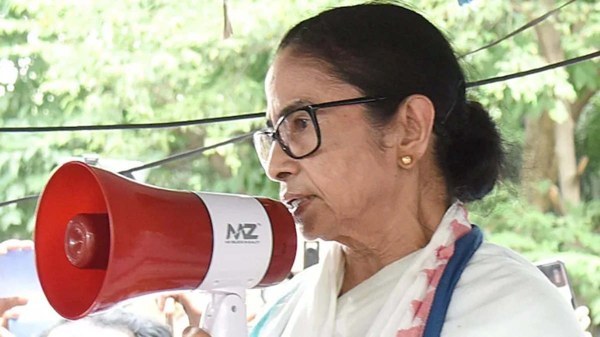 রাজপথে ফিরলেন মমতা