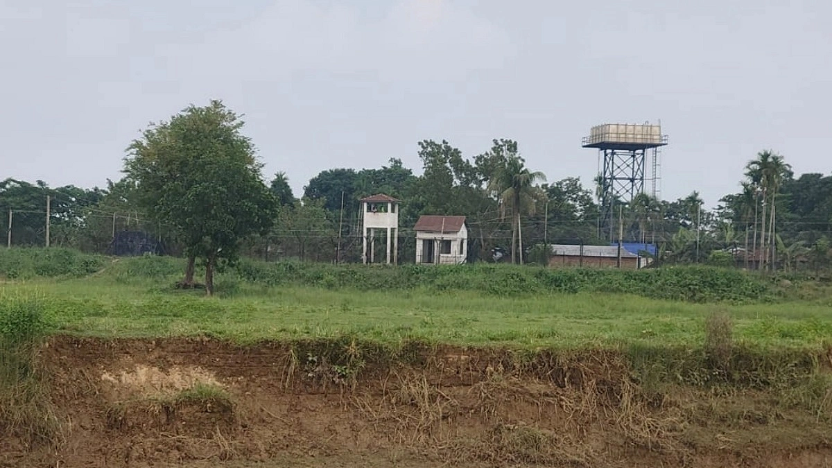 ট্রাকে করে সীমান্তে আনা হয় মানুষ