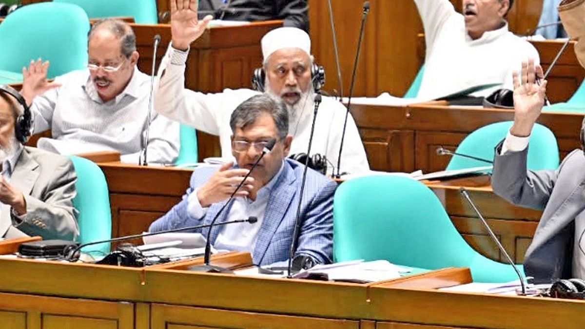 দুর্নীতি সব জায়গায় হয়, দোষ হয় রাজনীতিবিদের