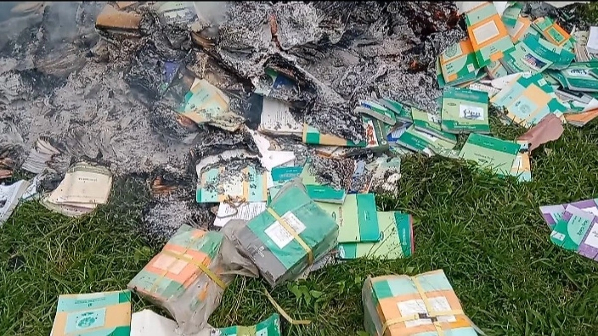 প্রধান শিক্ষকের বিরুদ্ধে বিদ্যালয়ের বই পোড়ানোর অভিযোগ