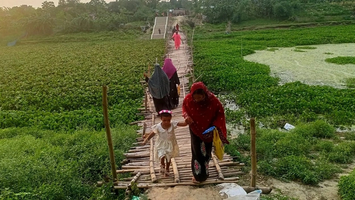 জীবনের ঝুঁকি নিয়ে জরাজীর্ণ বাঁশের সেতুতে ভৈরব নদী পারাপার