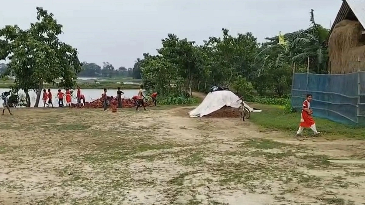 পাঠদান বন্ধ রেখে শিক্ষার্থীদের দিয়ে ইট টানালেন শিক্ষিকা