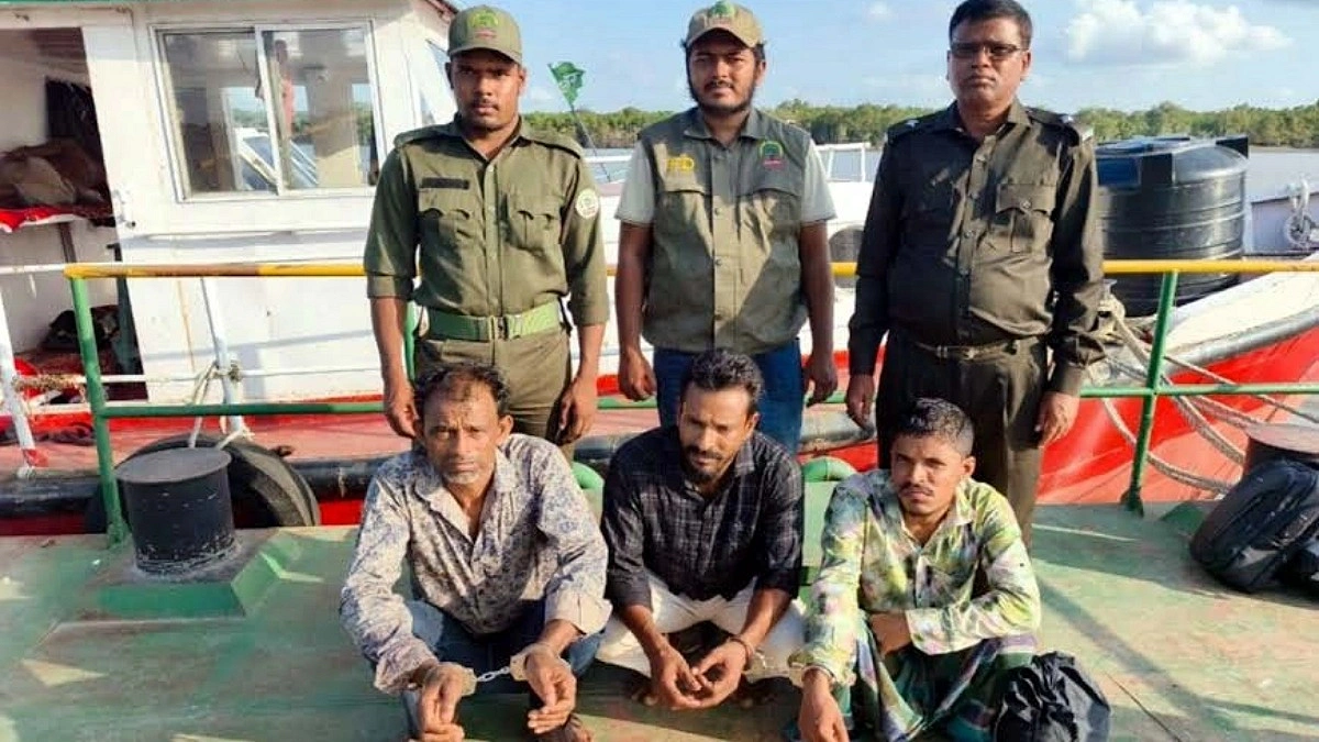 সুন্দরবনে নিষেধাজ্ঞা অমান্য করে মৎস্য আহরণ, ট্রলারসহ আটক ৩