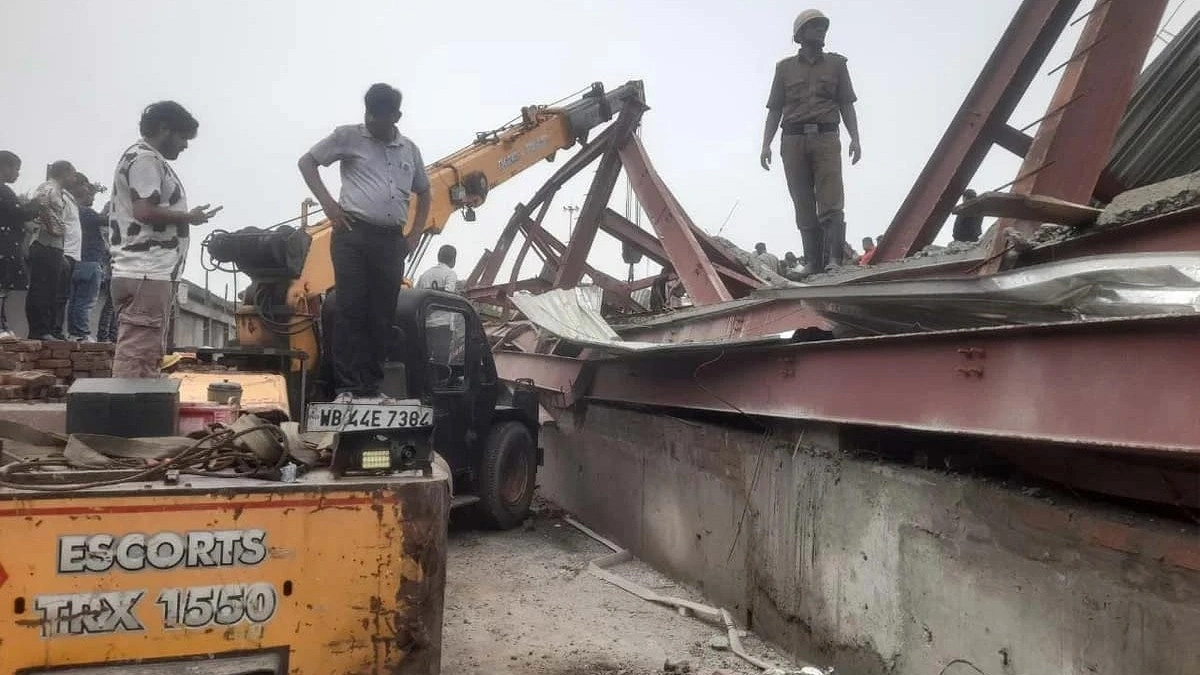 কলকাতায় নির্মাণাধীন গুদামের ছাদ ধসে নিহত ৩, আটকে বহু শ্রমিক