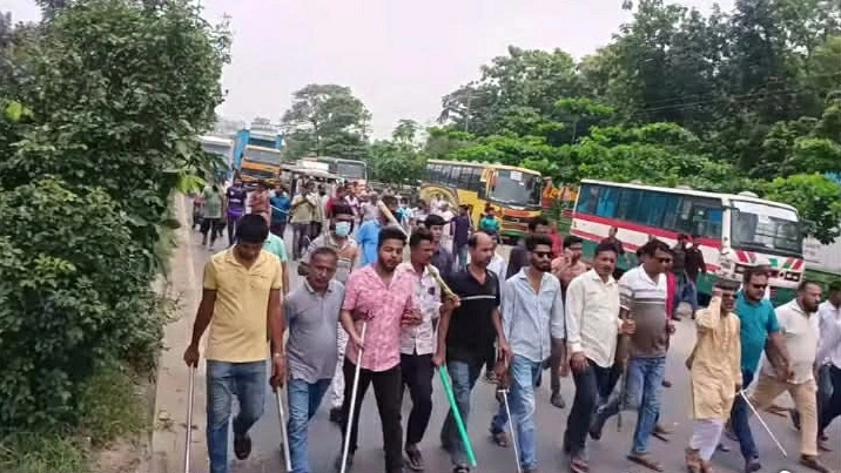 ঝুট ব্যবসার নিয়ন্ত্রণ নিয়ে মহাসড়কে অস্ত্রের মহড়া