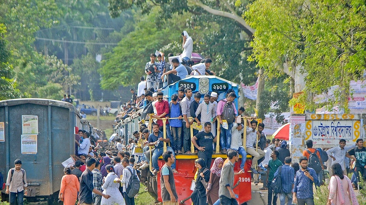 শাটল ট্রেনের আনন্দযাত্রায় পাথর নিক্ষেপের বিষাদ