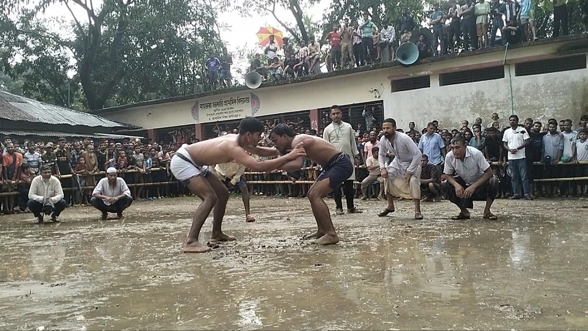 হারিয়ে যাওয়া ঐতিহ্যের খোঁজে কুস্তির মঞ্চে গ্রামবাংলা