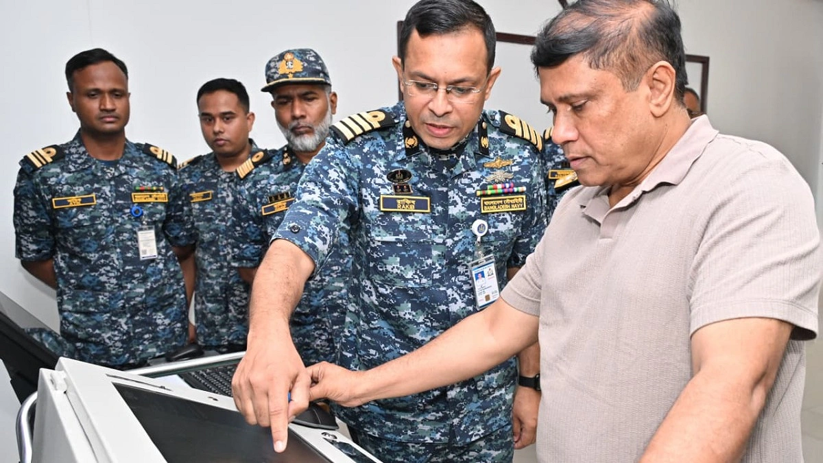 চট্টগ্রামে নৌবাহিনীর গুরুত্বপূর্ণ স্থাপনা পরিদর্শন করলেন প্রধানমন্ত্রীর প্রতিরক্ষা উপদেষ্টা