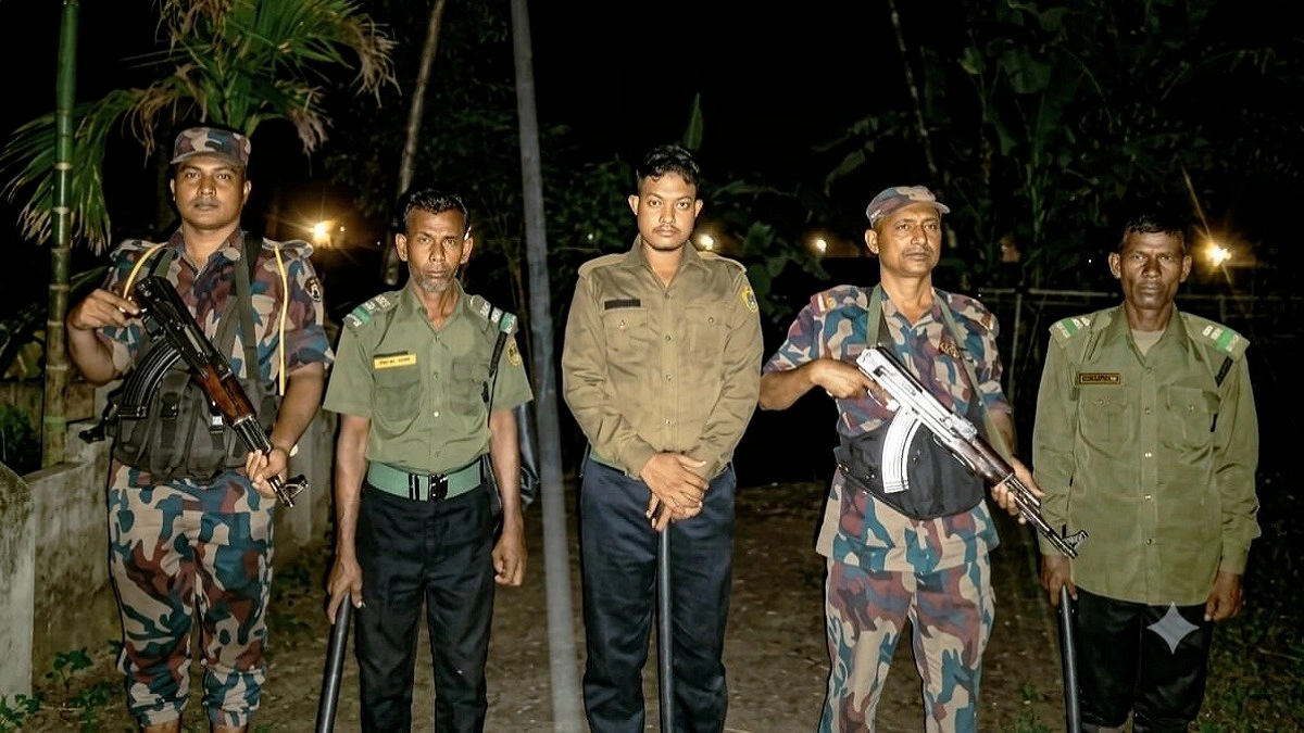 রৌমারীতে সীমান্ত নিরাপত্তায়  বিজিবির সঙ্গে আনসার ও গ্রামবাসীর টহল