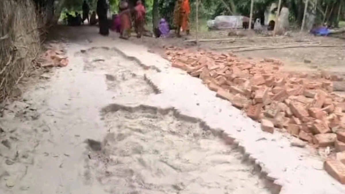 মসজিদের রাস্তা নির্মাণে ‘অনিয়ম’, ক্ষুব্ধ গ্রামবাসী