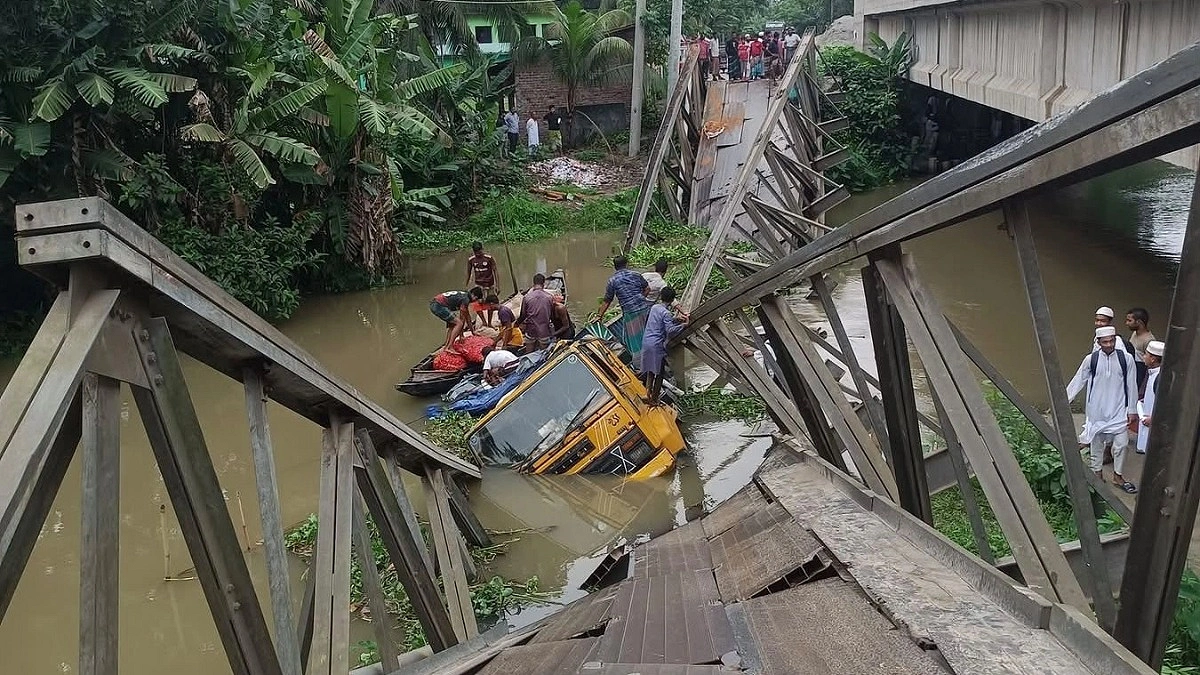 বেইলি ব্রিজ ভেঙে খালে আলুবোঝাই ট্রাক