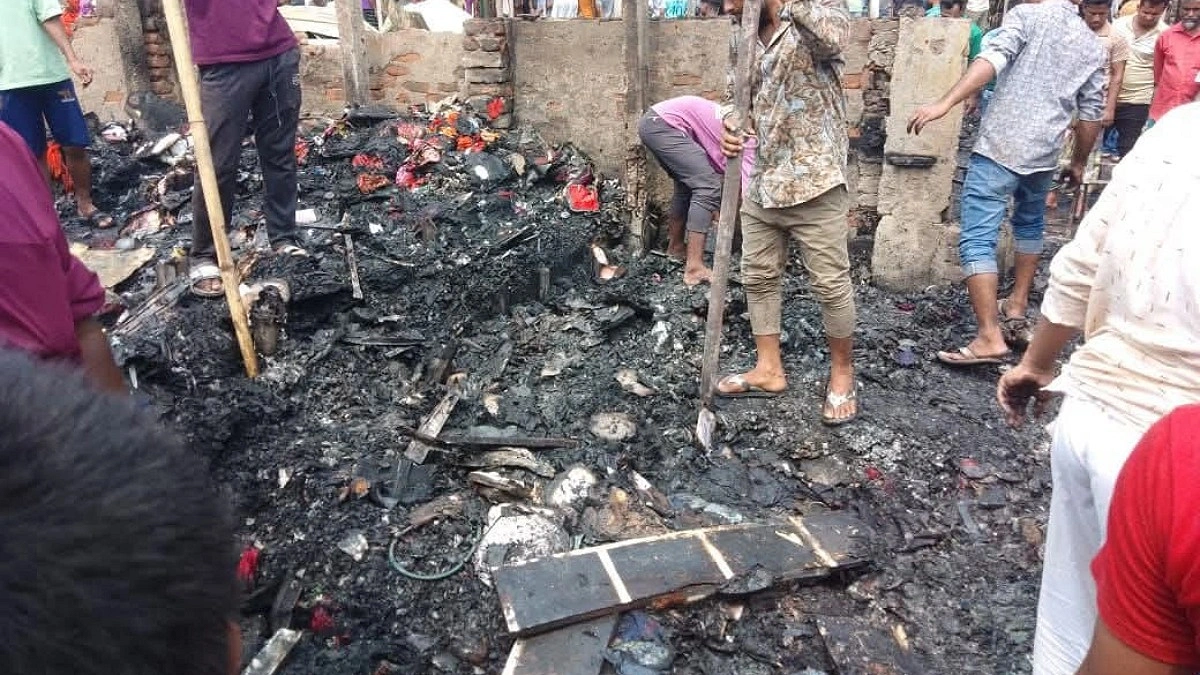এক আগুনে পুড়ল ১০৫ ব্যবসায়ীর ‘কপাল’
