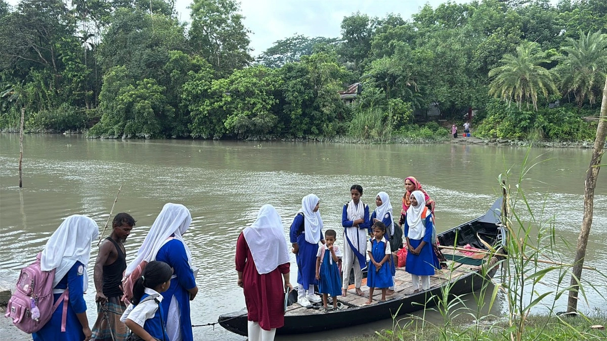 সেতু নেই, নৌকাতেই চলছে ১০ গ্রামের মানুষ
