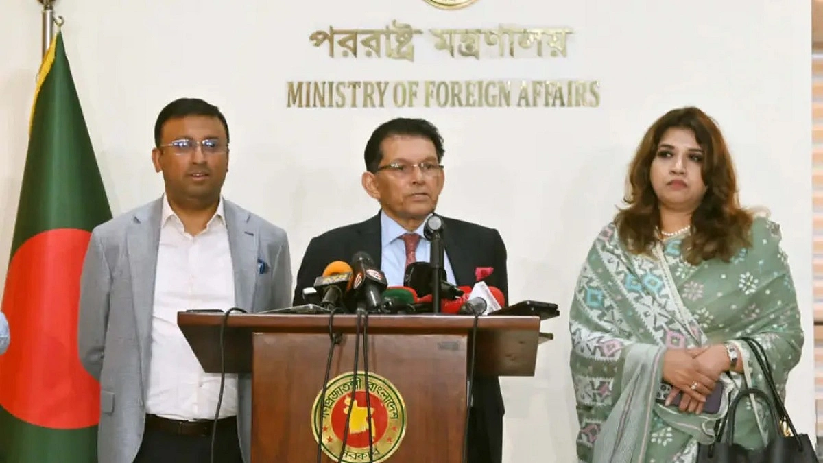দুই দায়িত্ব একসঙ্গে পালনের নজির রয়েছে