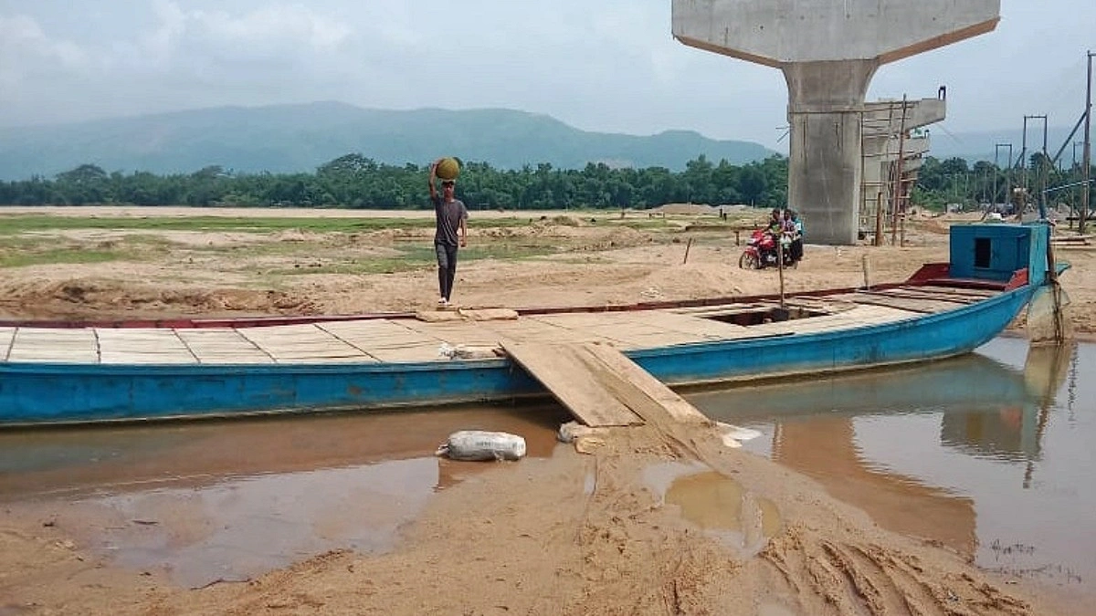 খেয়াঘাট সচলে তোলা হলো নদীর বালু, ভাড়া আদায়