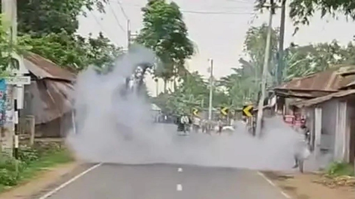 হাটের দখল নিয়ে বিএনপি-জামায়াতের সংঘর্ষ, ককটেল বিস্ফোরণ