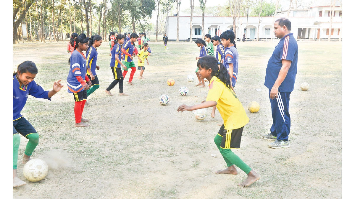 নারী ফুটবলে আলোর দিশারি মফিজ উদ্দিন