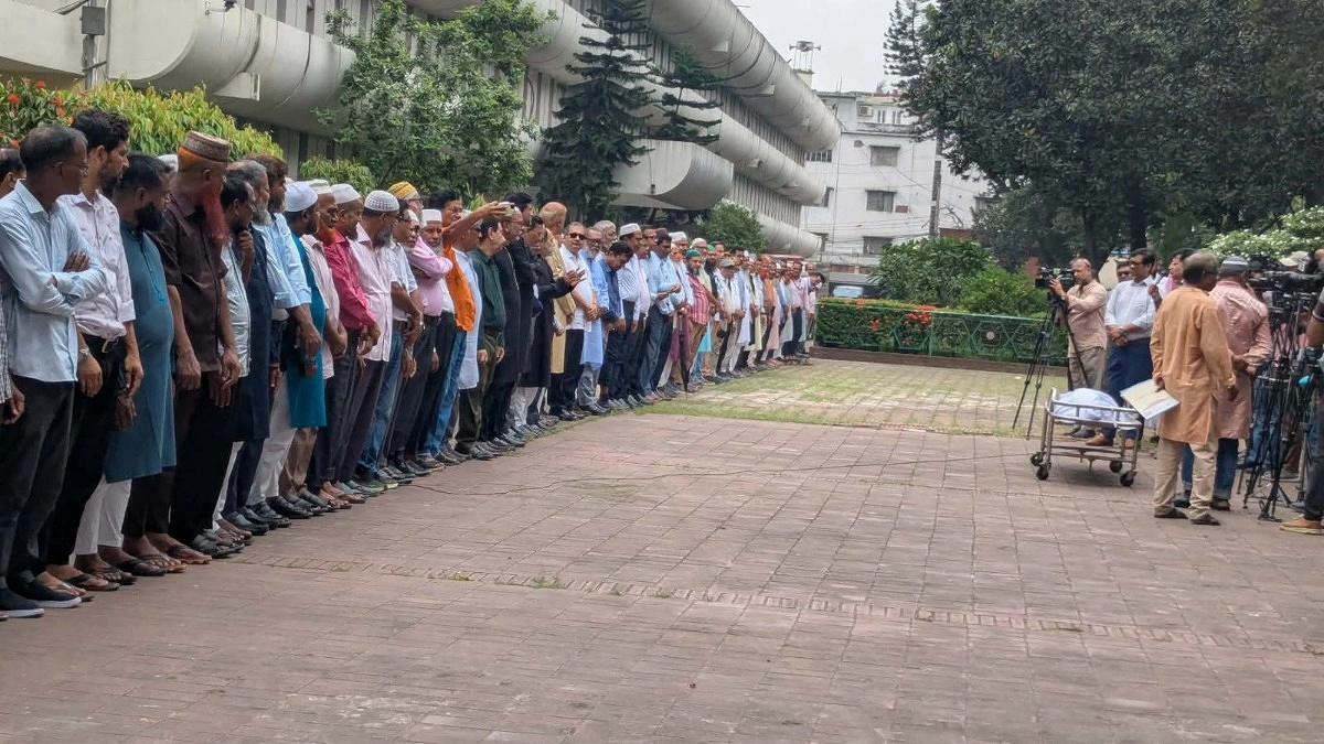 বিটিভি প্রাঙ্গণে নিথর দেহে মুস্তাফা মনোয়ার, অশ্রুসিক্ত বিদায়