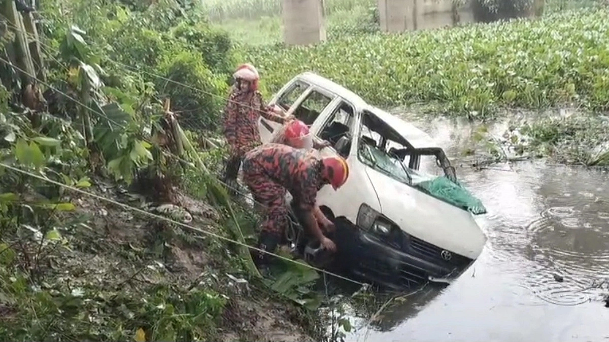 মুন্সীগঞ্জে মাইক্রোবাস খালে পড়ে নিহত ১, আহত ৮