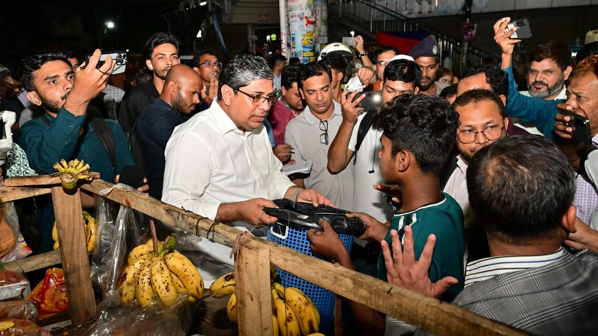 ডাস্টবিন বিতরণ করে শাহবাগে পরিচ্ছন্নতার বার্তা প্রতিমন্ত্রীর
