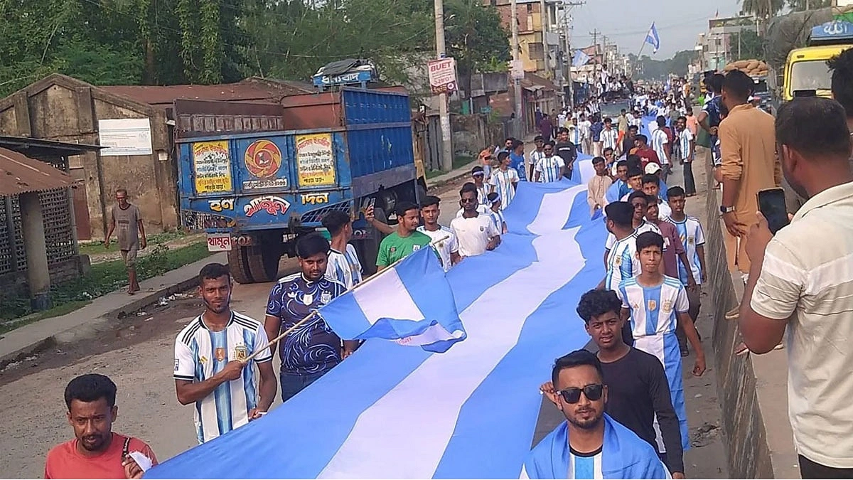 হিলিতে আর্জেন্টিনা সমর্থকদের ১৪০ ফিট পতাকা নিয়ে আনন্দ র্যালি
