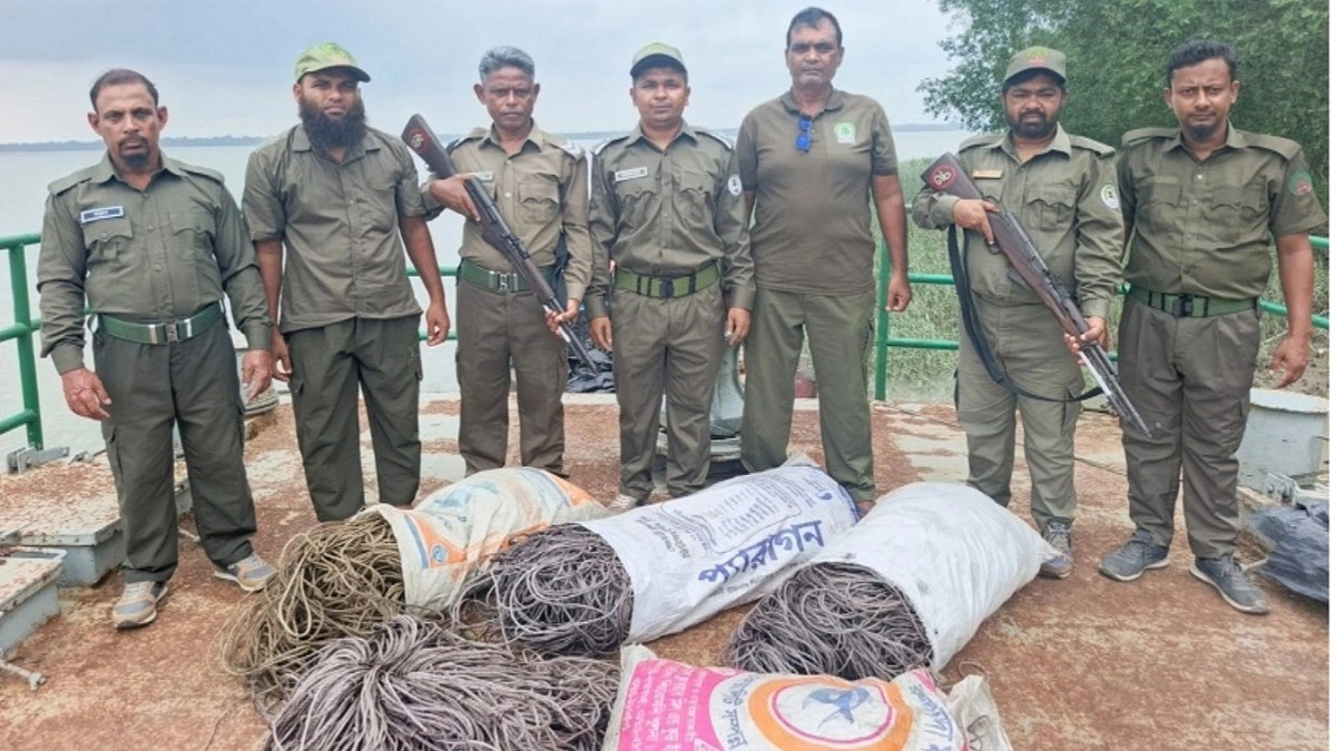 নিষেধাজ্ঞার মধ্যেই সুন্দরবনে হরিণ শিকারের চেষ্টা, ট্রলারভর্তি ফাঁদ জব্দ
