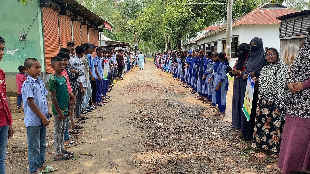 ক্লাস বন্ধ করে শিক্ষার্থীদের দিয়ে বিএনপি নেতার মানববন্ধন