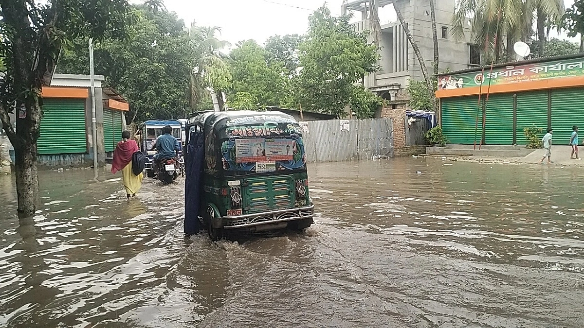 কুমিল্লার মেঘনায় ভারী বৃষ্টিতে সড়ক-ঘরবাড়ি প্লাবিত