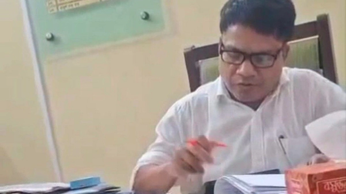 ক্যালকুলেটরে হিসাব কষে ঘুষ নেন প্রকল্প বাস্তবায়ন কর্মকর্তা