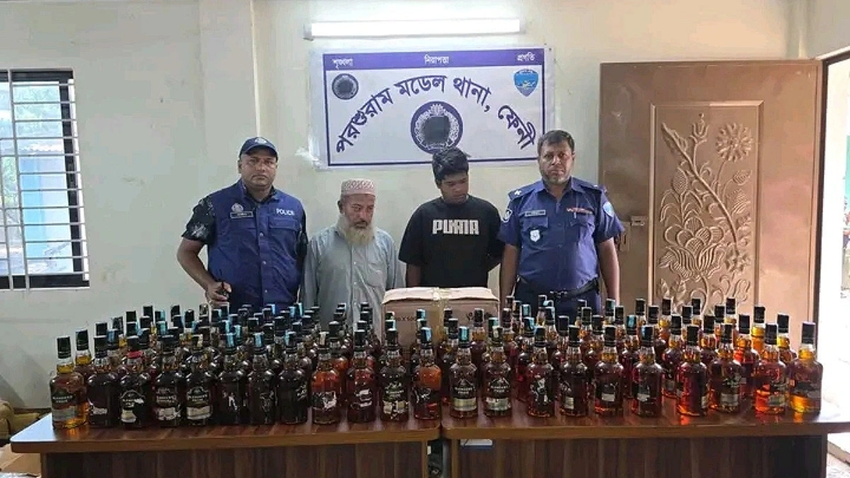 অ্যাম্বুলেন্সে মিলল ১১৭ বোতল ভারতীয় মদ, আটক ২
