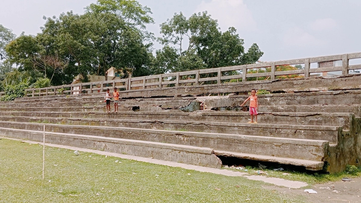 গৌরীপুর স্টেডিয়ামের একমাত্র গ্যালারি ঝুঁকিপূর্ণ, দুর্ঘটনার আশঙ্কা