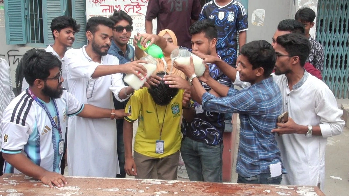 দুধ ও সেভেন আপ দিয়ে গোসল করে ব্রাজিল সমর্থকের আর্জেন্টিনায় যোগ