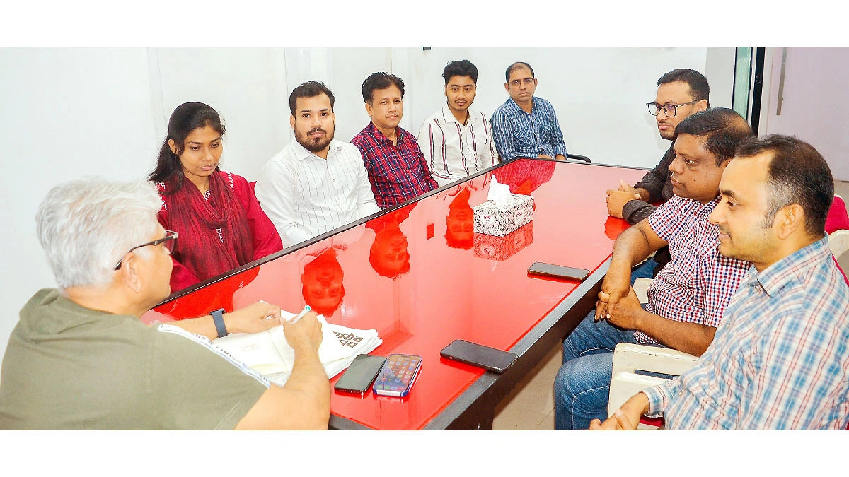 চট্টগ্রামের সংবাদ নিয়ে আমরা ১১ জন