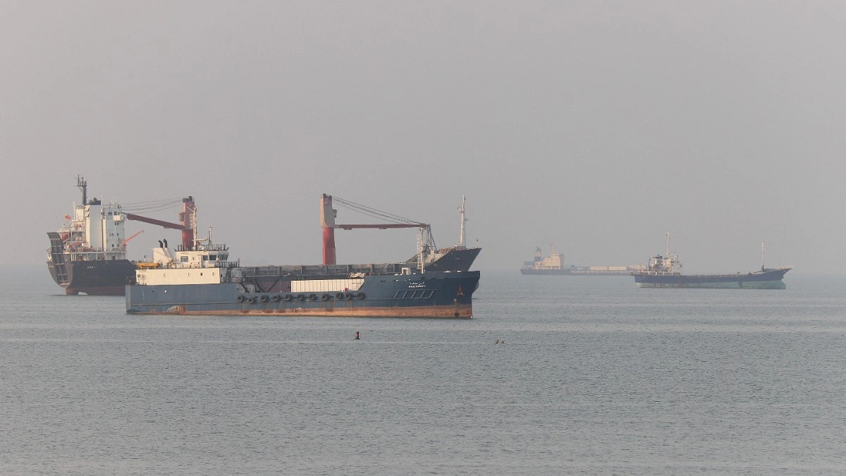 হরমুজ প্রণালিতে স্থবির জাহাজ চলাচল