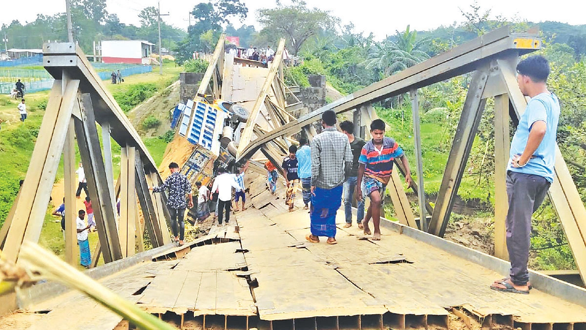 বালুবাহী ট্রাক নিয়ে নদীতে সেতু
