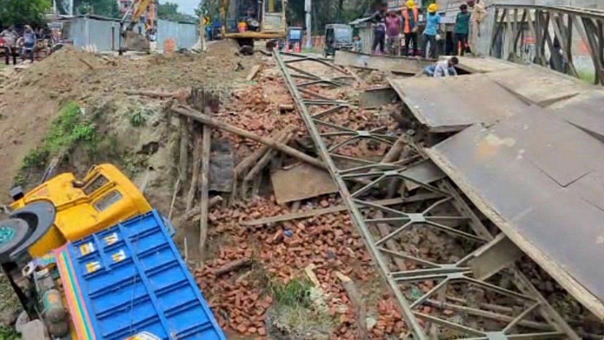 ব্রিজ ভেঙে খালে পড়া ট্রাক উদ্ধার হয়নি একদিনেও