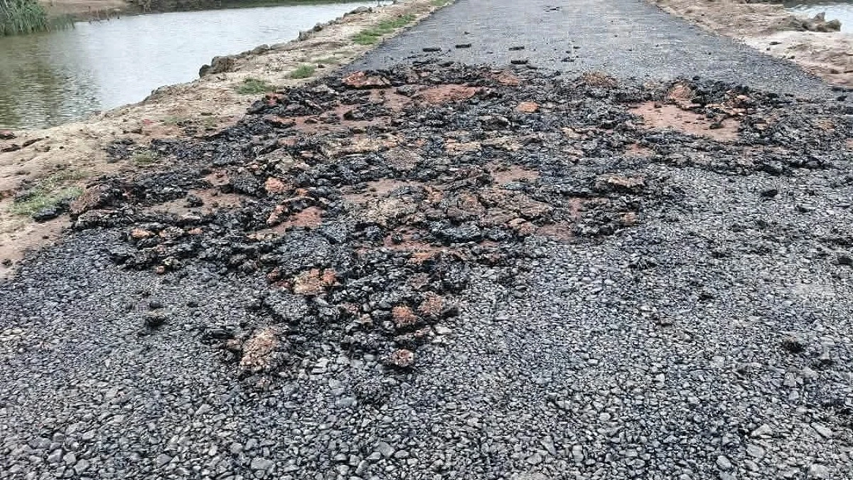 সড়কে নিম্নমানের কাজ, প্রতিবাদের মুখে পালাল ঠিকাদারের লোকজন