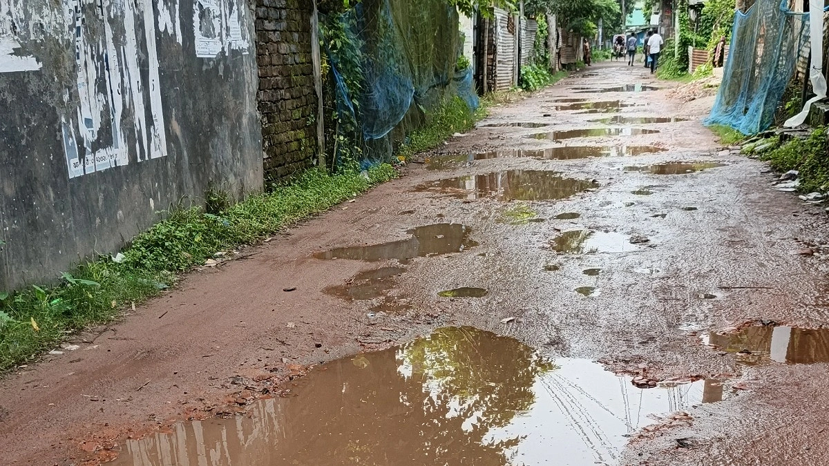 প্রথম শ্রেণির পৌরসভায় রাস্তাজুড়ে দুর্ভোগ