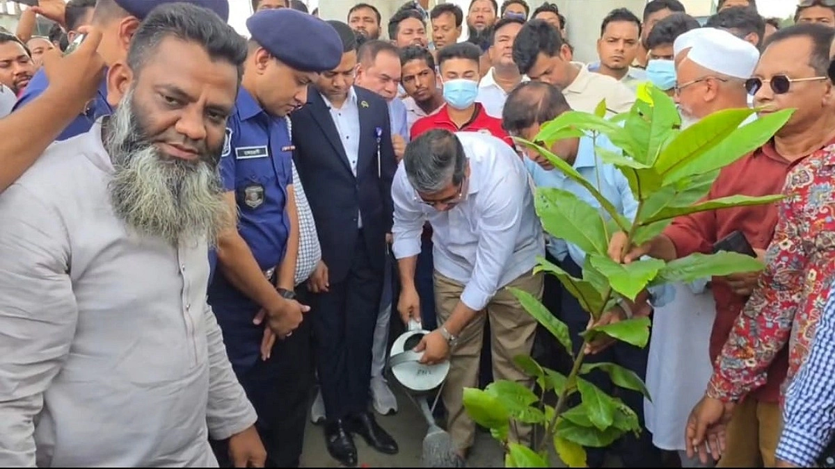 মহাসড়কের পাশে বর্জ্য বন্ধে হচ্ছে পরিকল্পনা: মীর শাহে আলম