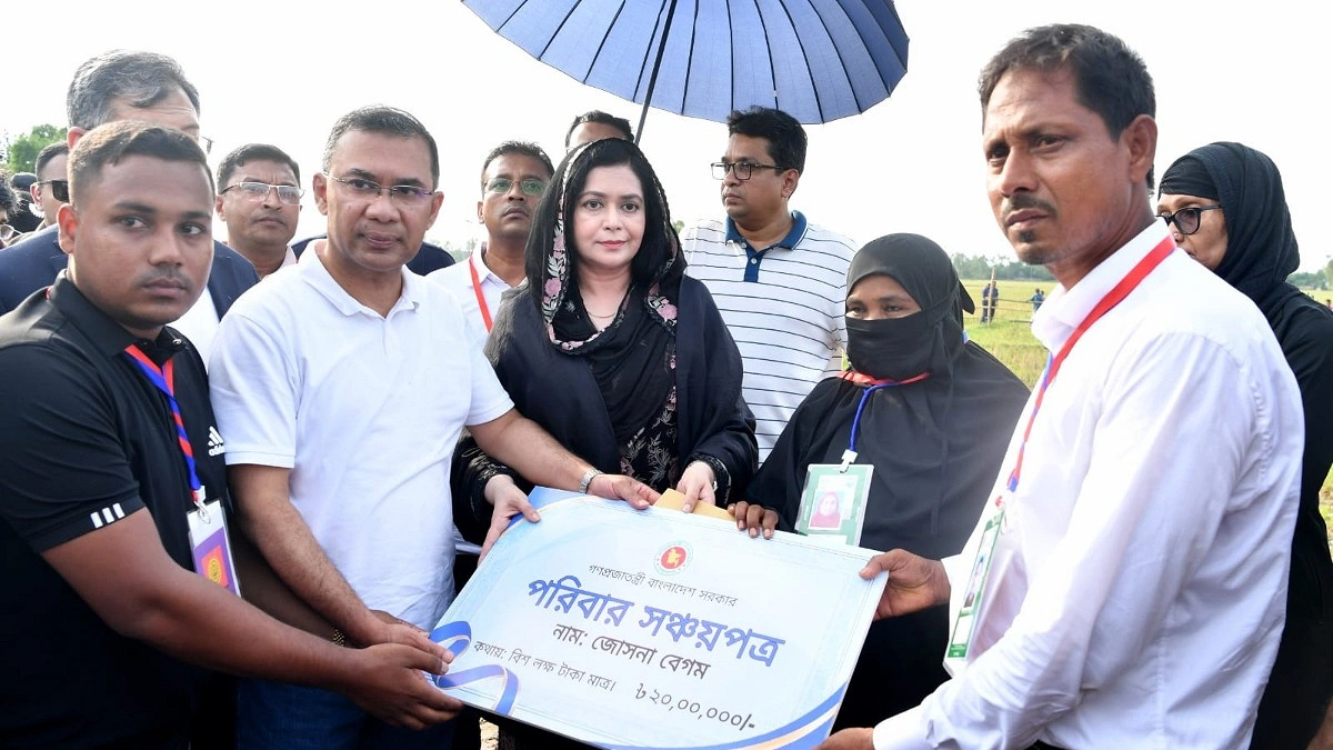 শহীদ ওয়াসিমের কবর জিয়ারত করলেন প্রধানমন্ত্রী