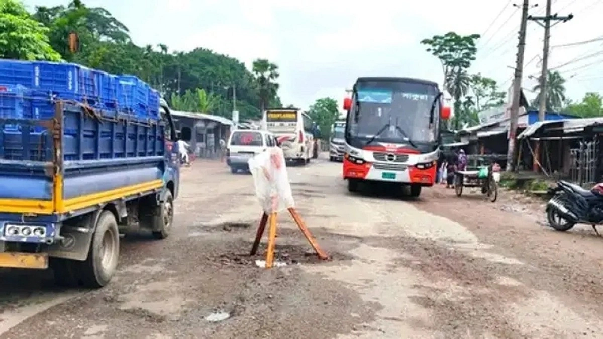খানাখন্দে ভরা ঢাকা-বরিশাল মহাসড়ক, দুর্ঘটনার শঙ্কা