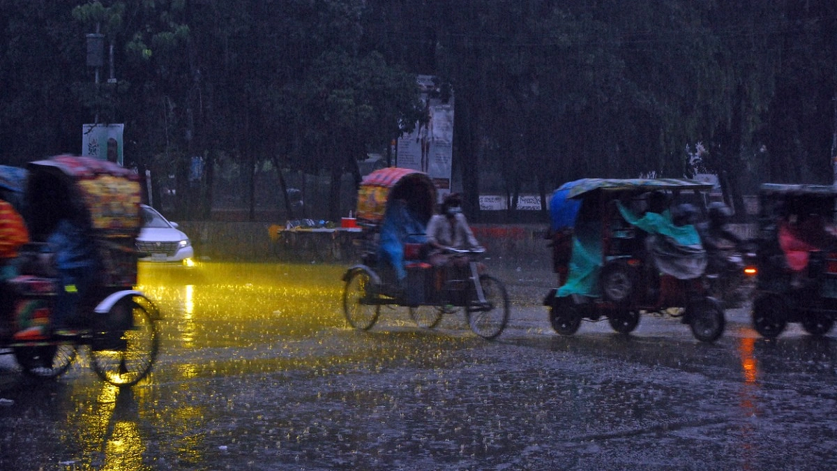 তীব্র গরমের পর ঢাকায় স্বস্তির বৃষ্টি