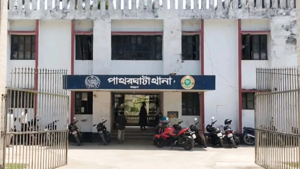 পাথরঘাটায় রাস্তার পাশে পড়েছিল অটোরিকশাচালকের মরদেহ