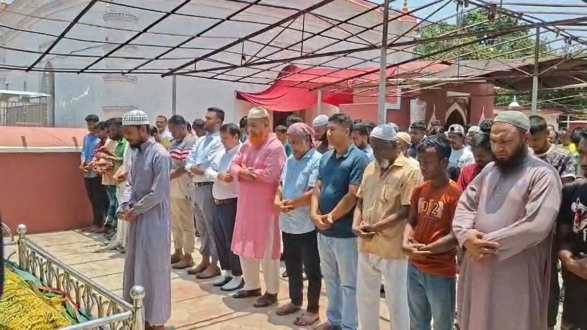 কুমিরে টেনে নেওয়া শিশুর দাফন, নিরাপত্তা বাড়ানোর আশ্বাস প্রশাসনের