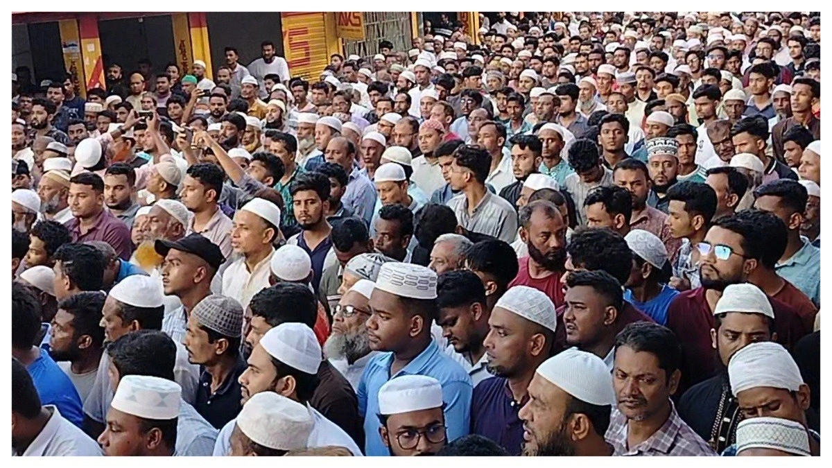 রায়পুরে নিহত মা ও তিন মেয়ের জানাজায় মানুষের ঢল