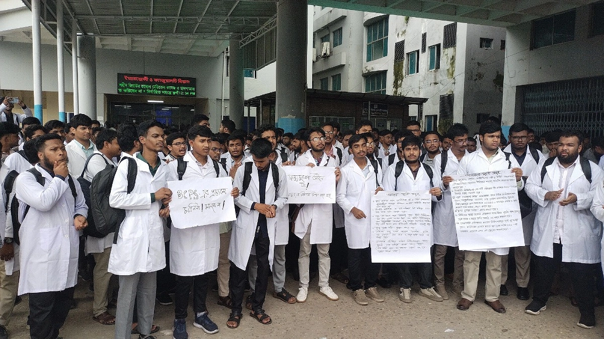 ৬ দাবিতে কর্মবিরতিতে বগুড়ায় ইন্টার্ন চিকিৎসকরা
