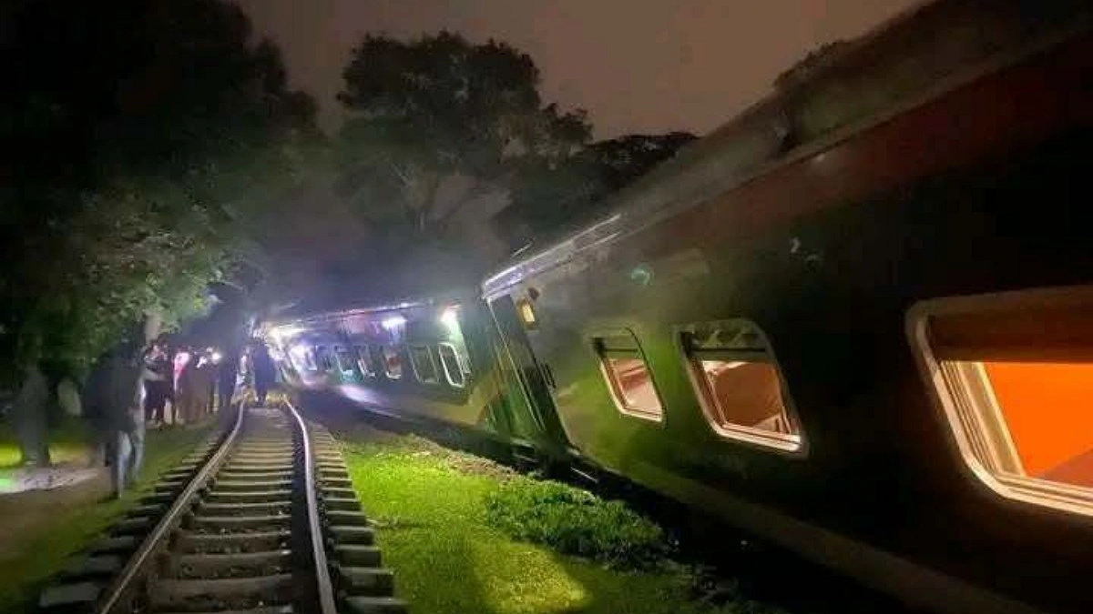 লাইনচ্যুত বিজয় এক্সপ্রেস, বন্ধ রেল চলাচল